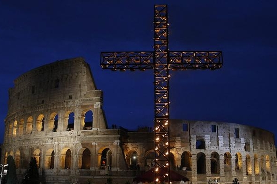 El Papa prepara las meditaciones para el viacrucis en el Coliseo