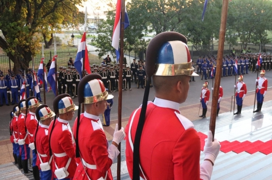 Santiago Peña asume la presidencia de Paraguay con 