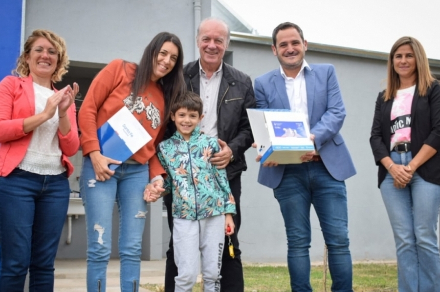 La provincia entregó 10 viviendas en Arteaga
