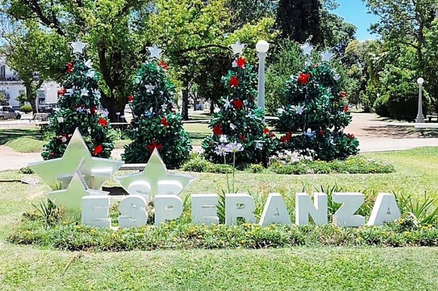 La plaza de Esperanza comienza a vestirse de navidad, con decoración sustentable