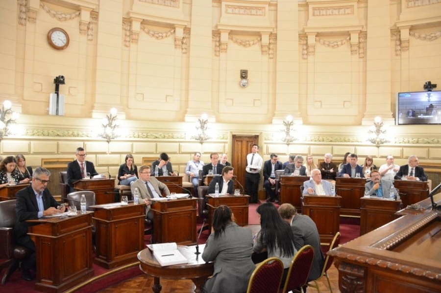 Media Sanción a la prórroga por 12 años del Fondo de Electrificación Rural