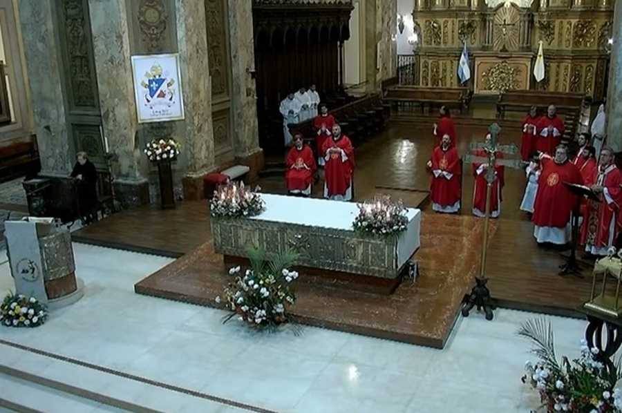 Misa por el Día del Pontífice: recuerdan a Francisco y rezan por León XIV