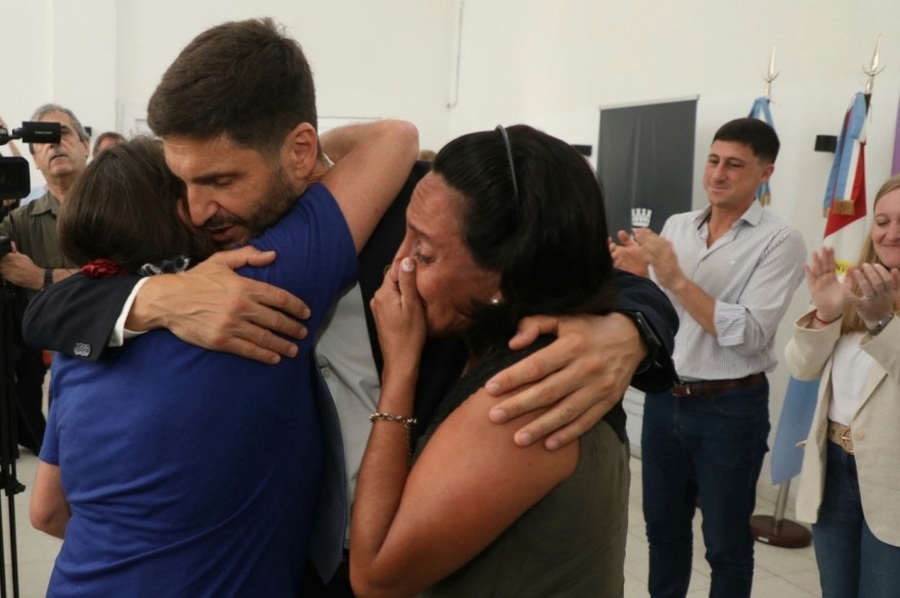 Pullaro entregó escrituras de viviendas a vecinos de Santo Tomé