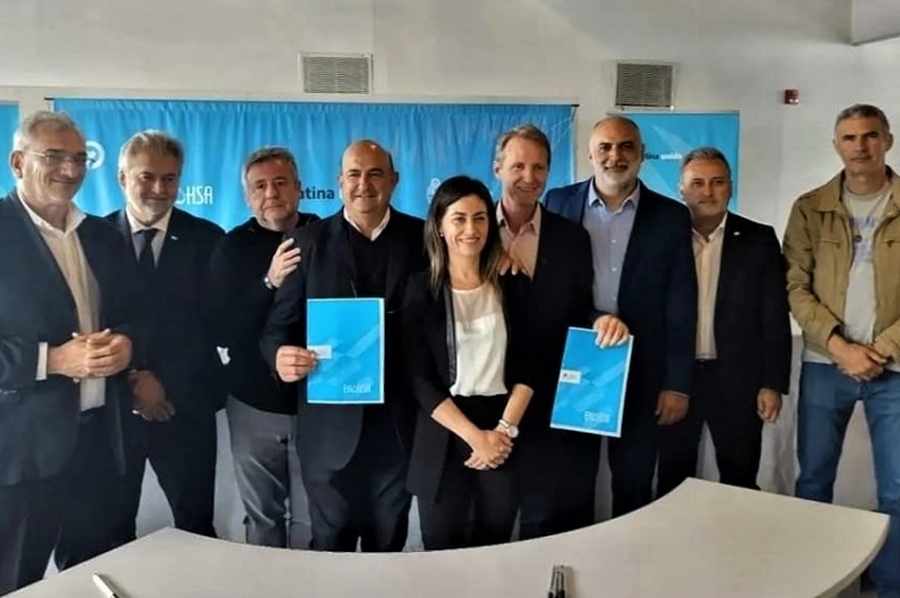 Calvo participó de la firma de convenios para nuevas redes cloacales para Sunchales y Angélica
