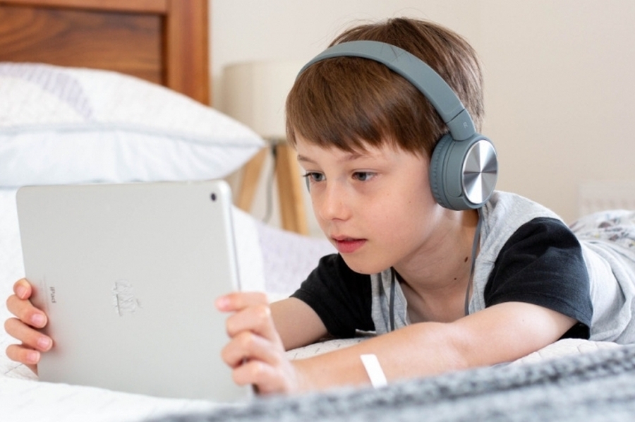 Francia: por nueva ley, menores de 15 años necesitan autorización de sus padres para usar las redes sociales