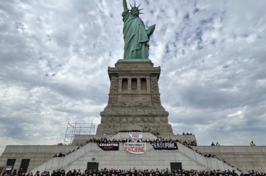 La Estatua de la Libertad fue tomada por activistas judíos que reclamaron el cese del fuego en Gaza