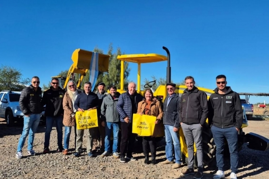 Gramajo, presente en la entrega de tractores para Santa Margarita y Pozo Borrado