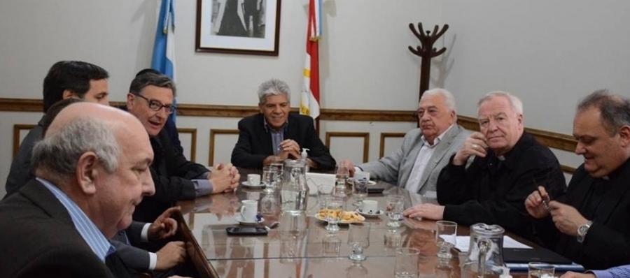 Senadores con integrantes de la iglesia por la Ley de Educación
