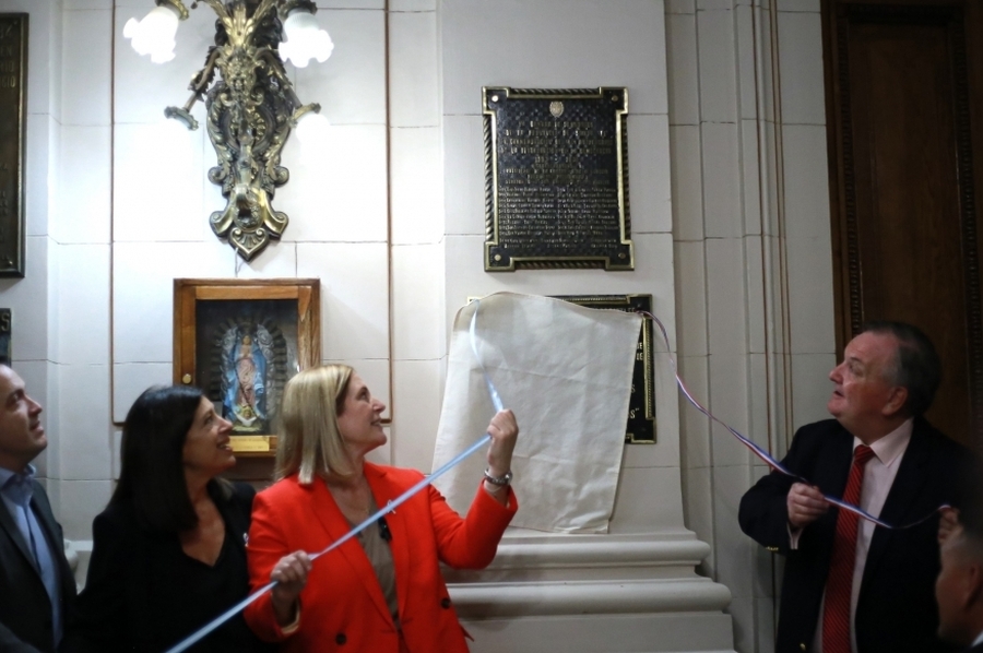 El Senado cuenta con una nueva placa, que conmemora la restauración de la democracia