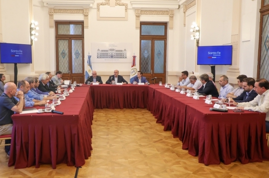 Perotti encabezó una reunión con las empresas adjudicatarias del programa Santa Fe Más Conectada