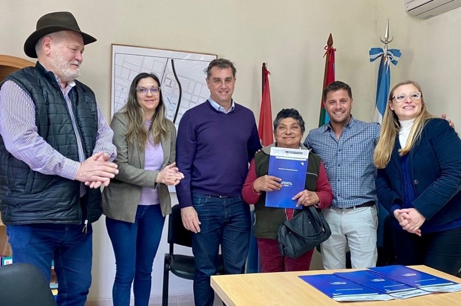 Capitani recorrió instituciones de La Criolla y San Justo y entregó escrituras de regularización dominial