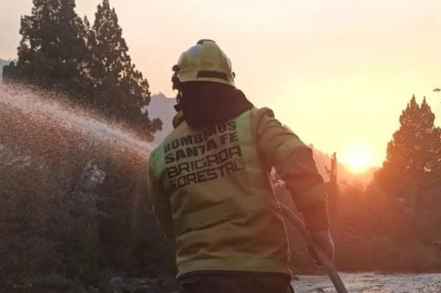 Brigadistas santafesinos continúan combatiendo focos de incendio al pie del volcán Lanín