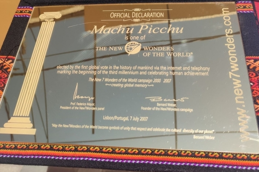 Apareció la placa de oro que declaró como maravilla del mundo al Machu Picchu