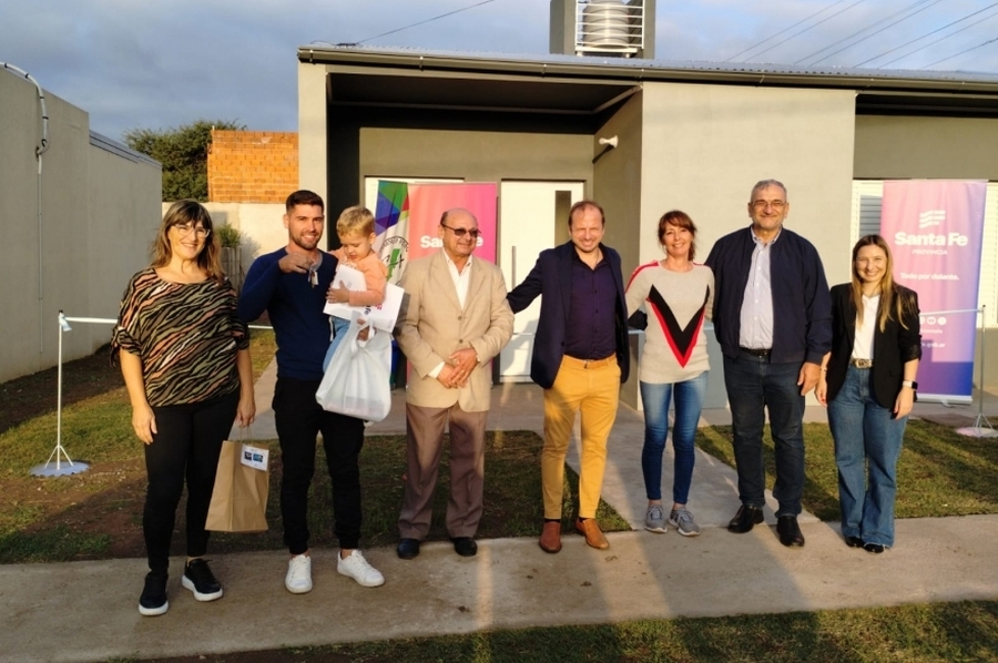 Calvo y Crivelli entregaron viviendas en Colonia Aldao y en Colonia Bicha