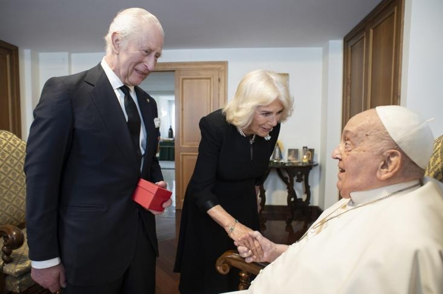 Vaticano: El Papa recibe al Rey de Inglaterra en una reunión privada