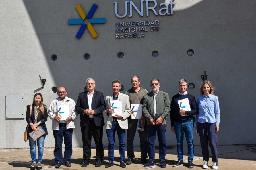 Calvo acompañó a presidentes comunales en la firma de convenios con la Universidad Nacional de Rafaela