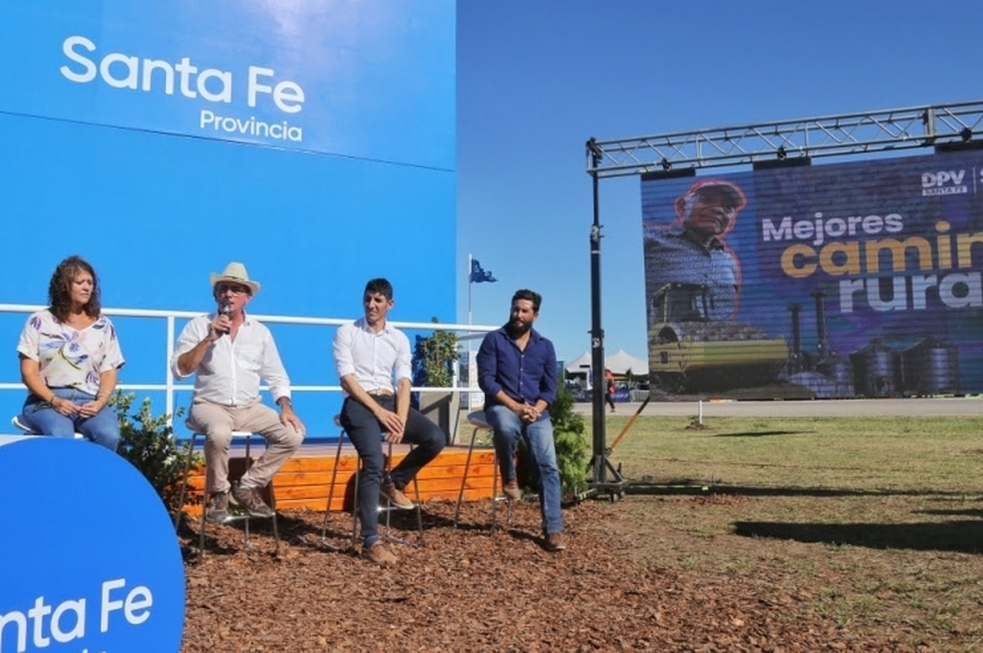 La provincia distribuye fondos por $200 millones para la compra de maquinaria para mejora de caminos de la ruralidad