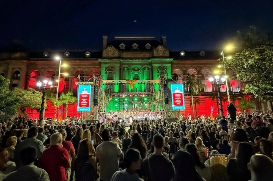 Más de 3 mil personas disfrutaron del concierto “Santa Fe Canta la Navidad” en la Plaza 25 de Mayo