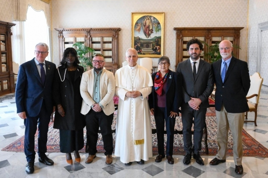 El papa León XIV se reúne con víctimas de abusos y activistas