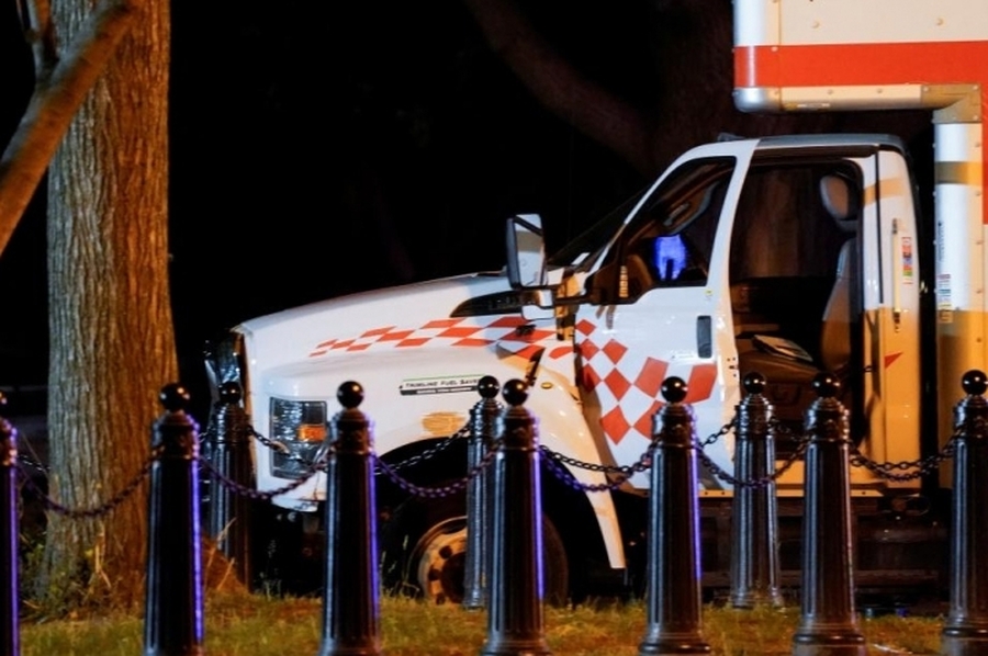 Máxima tensión en Estados Unidos: un camión chocó de frente contra las vallas de la Casa Blanca