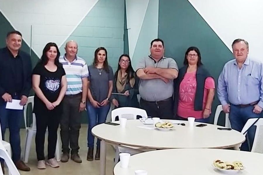 Michlig entregó aportes institucionales y escrituras de lotes a familias de Colonia Bossi