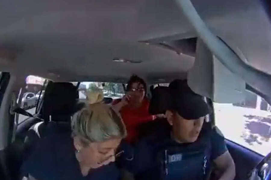 Dos policías le salvaron la vida a una beba a la que le practicaron RCP en el patrullero