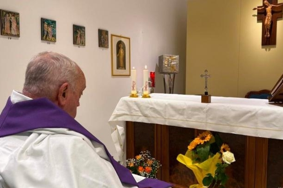 Primera imagen del Papa desde su internación durante la misa en la capilla del Gemelli