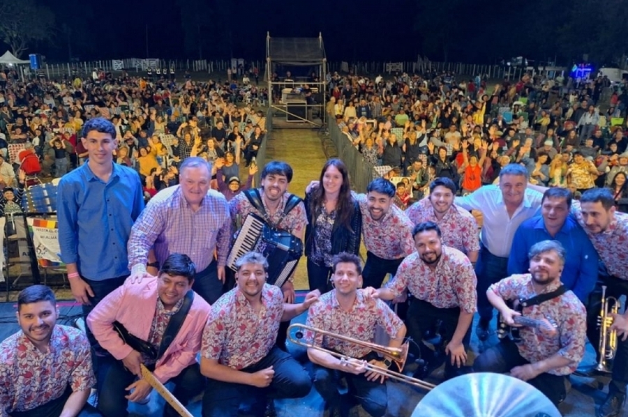 Una multitud disfrutó de un espectáculo de jerarquía en las Fiestas Patronales de Ambrosetti