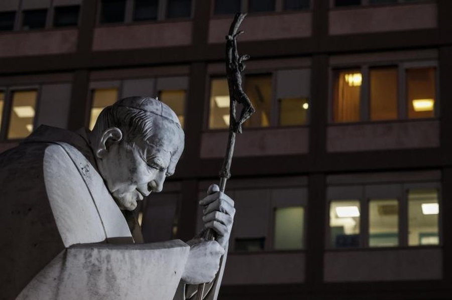 La infección del Papa está 'bajo control' y ya no usa ventilación mecánica