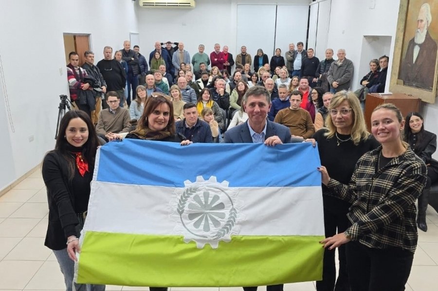 Las Colonias presentó su bandera y realizó su primer izamiento