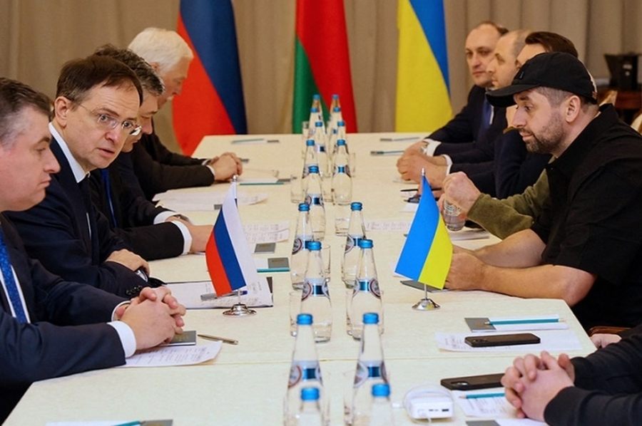 Rusia y Ucrania retoman el diálogo mientras siguen los combates y el éxodo de refugiados