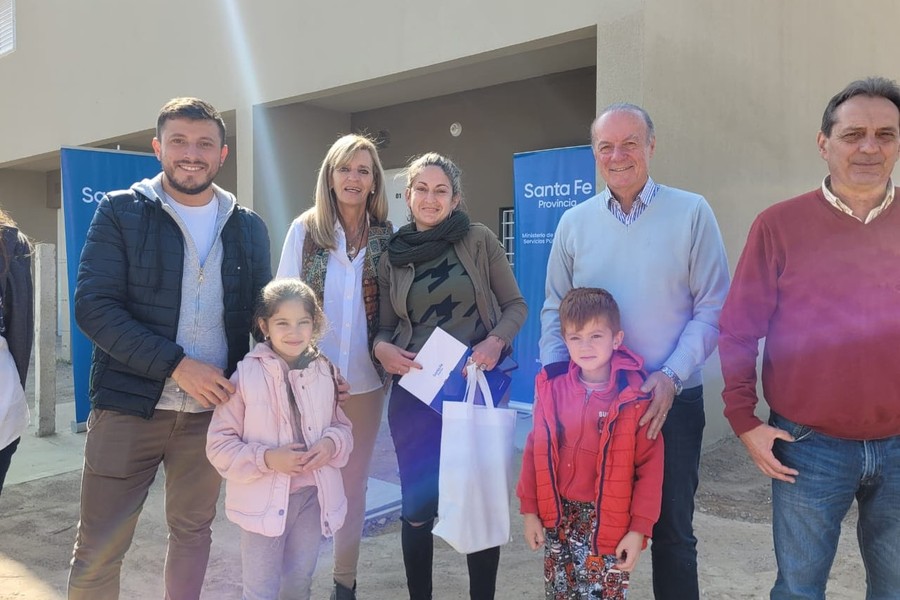 La provincia entregó 12 viviendas a familias de barrio Acería de Santa Fe