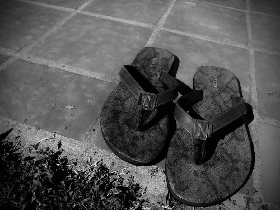 Apertura: Las sandalias de mamá...