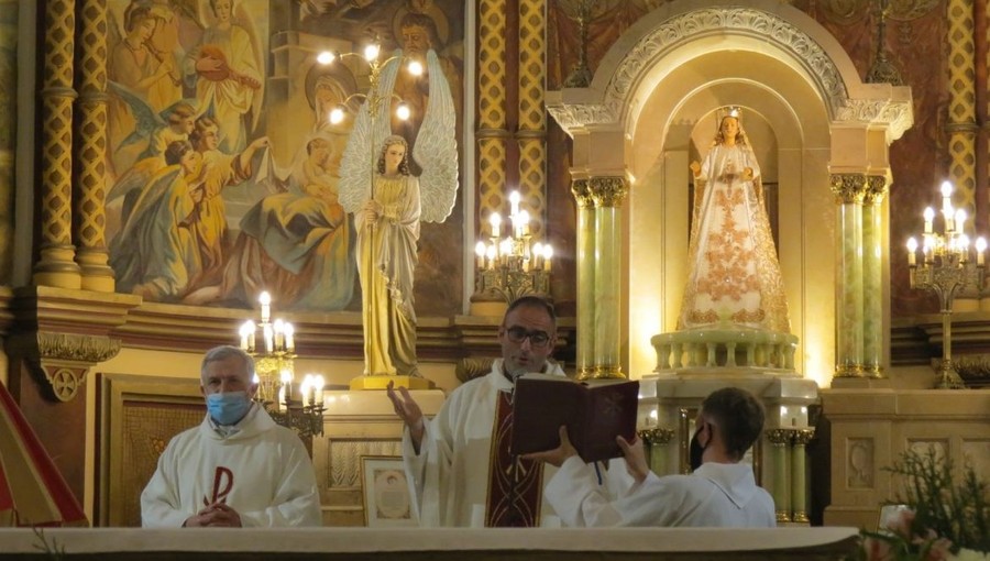 Los padres Axel y Carlos se sumaron a la fiesta patronal en la Basílica de Esperanza