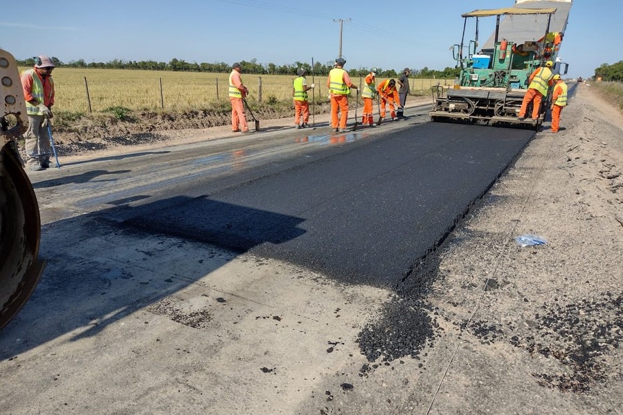 Avanza la pavimentación del acceso a Jacinto Aráuz desde la ruta provincial N°4