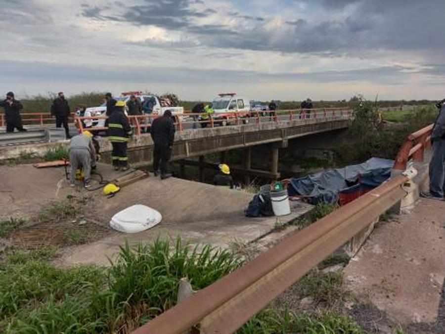Bomberos rescataron al camionero que cayó al arroyo Los Padres en Sauce Viejo