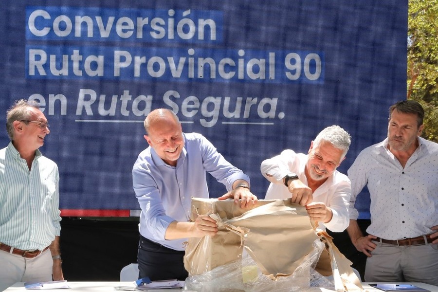 Perotti encabezó la apertura de ofertas para transformar la ruta provincial 90 bajo el concepto de 