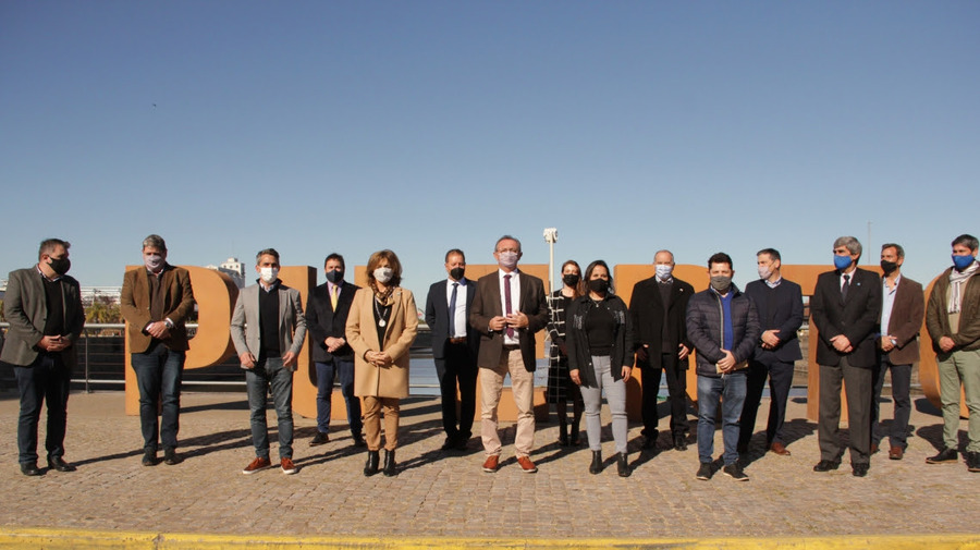 La provincia firmó un convenio para la conexión fluvial entre los puertos de Santa Fe y La Plata