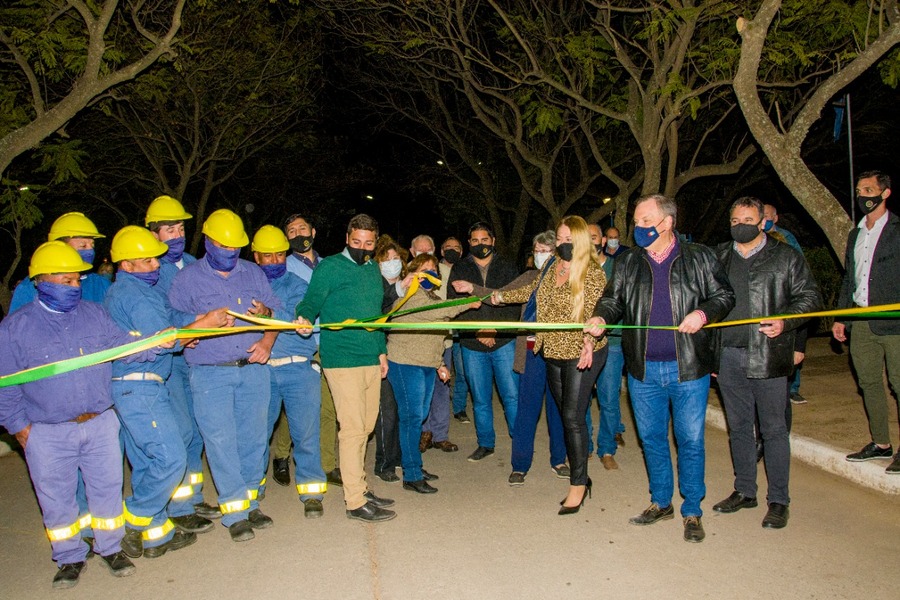 Felipe Michlig y Alejandra Dupouy inauguraron la nueva iluminación de Bv. Bernardo de Irigoyen y presentaron 2 Motos 0-Km