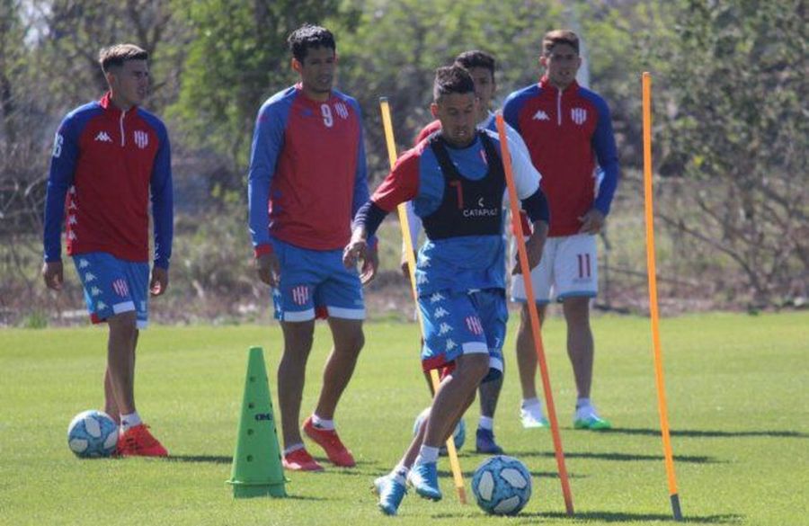 Juan Azconzábal comienza a parar formaciones en Unión