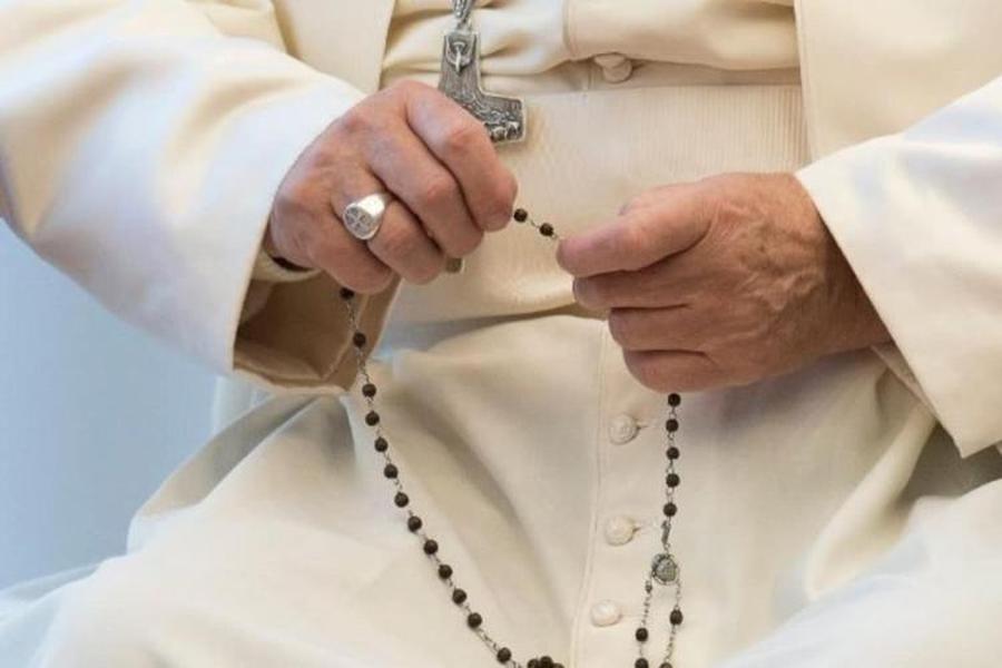 Francisco invitó a los fieles a rezar en mayo el Rosario por la paz en el mundo