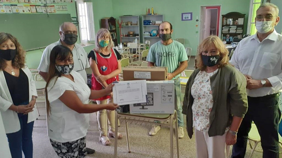 La Provincia entregó aportes para establecimientos educativos de los departamentos Castellanos y Las Colonias