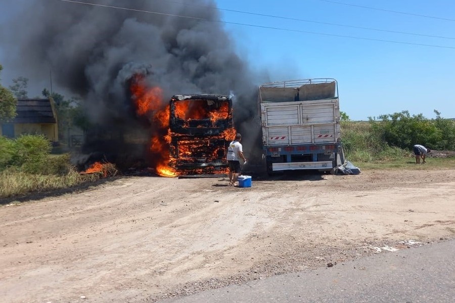 Accidente en ruta 1: un colectivo chocó con un camión y se prendió fuego