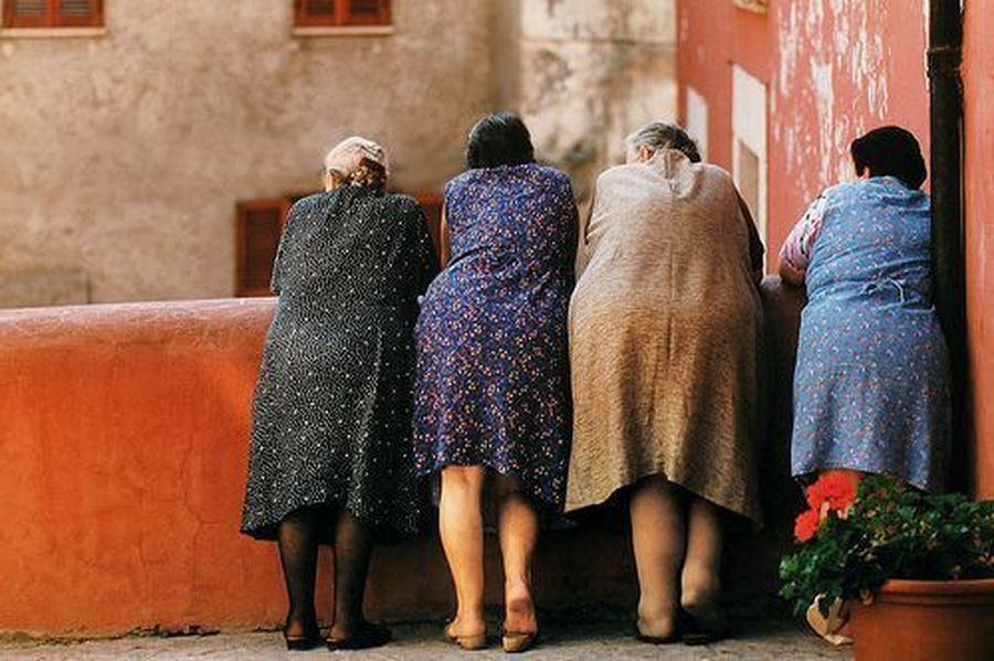 La mujer: pilar y sostén de cada comunidad...