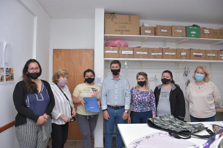 Pirola entregó aportes a escuelas, cooperadoras y una cooperativa de Esperanza