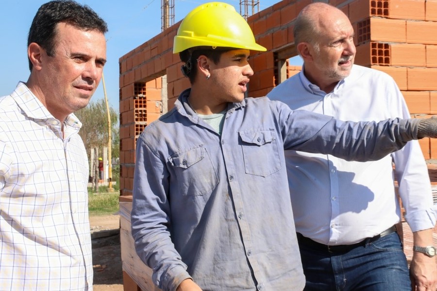 Perotti recorrió la obra de construcción de 183 viviendas en barrio La Florida de Santa Fe