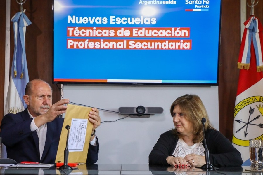 Perotti encabezó el acto de licitación para la construcción de 8 escuelas técnicas