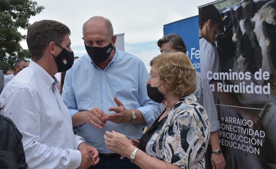 En Esperanza Perotti entregó fondos para mejorados en tres caminos rurales