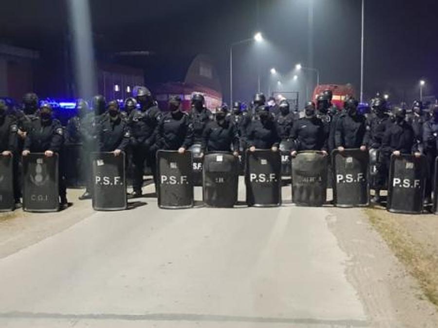 La Policía desalojó a los trabajadores de Algodonera Avellaneda