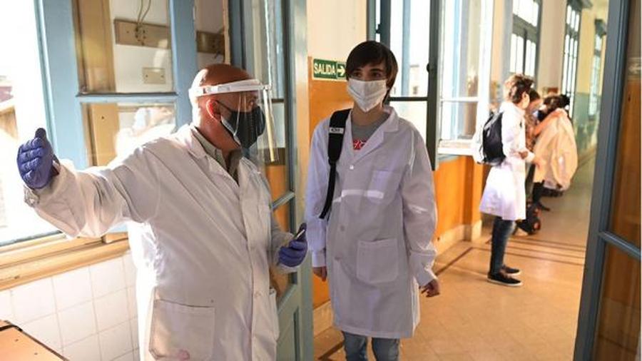 El Gobierno anuncia que empezará a vacunar a docentes de todo el país con la vacuna china